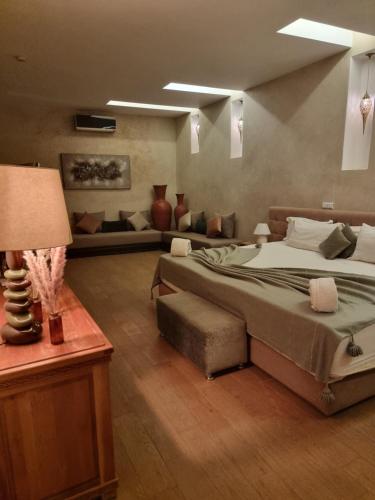 拉拉塔可库斯特Les terrasses du Lac Marrakech的一间卧室配有一张大床和一张沙发