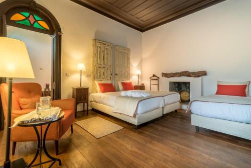 米拉Casa De Campo Colmeal的一间卧室配有两张床、一张沙发和一张桌子