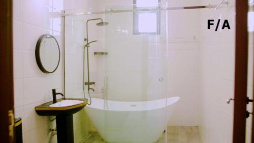 伊凯贾Favourite Luxury 2 Bedroom Apartment的带浴缸、水槽和淋浴的浴室