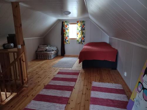 列克萨Jamali Cabin的阁楼间设有红色的床和窗户。