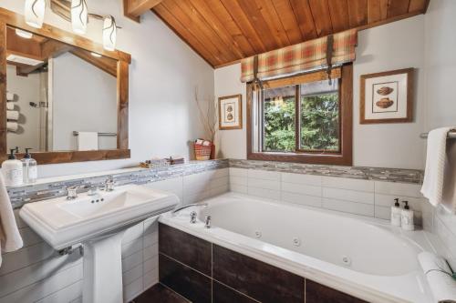 白鱼镇好药山林小屋的带浴缸和盥洗盆的浴室