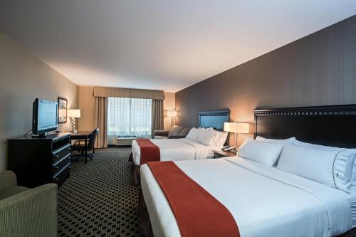 绿湾智选假日酒店 - 绿湾东的酒店客房设有两张床和电视。