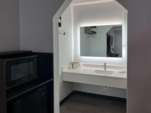 拉法叶Motel 6-Lafayette, IN的一间带水槽和镜子的浴室