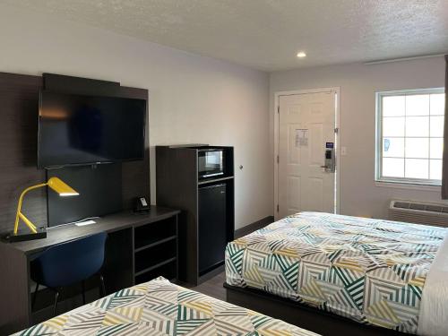 拉法叶Motel 6-Lafayette, IN的酒店客房配有一张床和一张带电脑的书桌