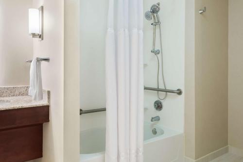 巴吞鲁日Homewood Suites by Hilton Baton Rouge的一间带白色淋浴帘的浴室