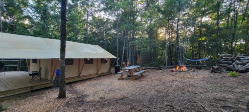 勒诺Private place for rest in the forest Tent 1 Forrest Cump的树林里的帐篷,配有野餐桌和火炉