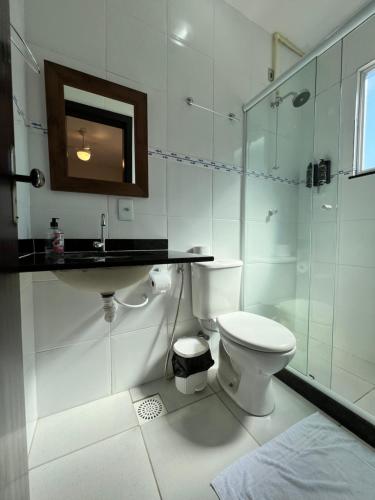 阿拉夏奇巴海滩La Coquille的浴室配有卫生间、盥洗盆和淋浴。