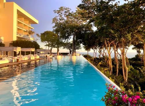阿卡普尔科阿卡普尔科恩坎托酒店的酒店前的游泳池