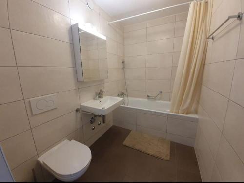 锡永Jacqueline residence的浴室配有卫生间、盥洗盆和浴缸。
