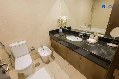 迪拜Elegant 2BR near Palm Jumeirah - 6 Min Drive的一间带卫生间、水槽和镜子的浴室
