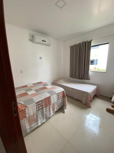 塞古罗港Seu apartamento em Porto的一间卧室设有两张床和窗户。