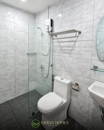 塔比拉兰Urban Homes Bohol的带淋浴、卫生间和盥洗盆的浴室
