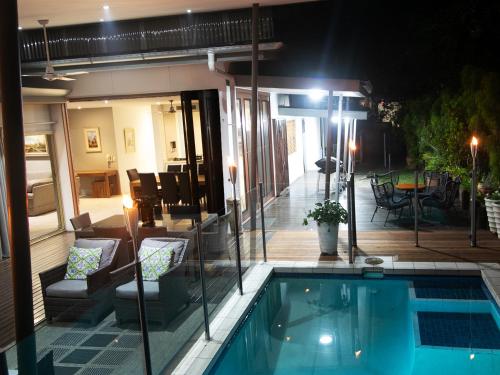 棕榈湾棕榈湾保护区酒店的一座晚上设有游泳池的房子