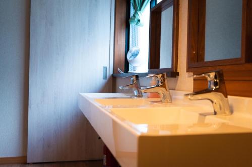 藤泽平日限定割引実施中 1日1組限定の貸切一軒家 個室サウナ付き的浴室设有2个水槽和2面镜子
