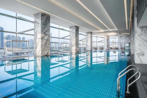 珠海珠海中海万丽酒店的一座大楼顶部的游泳池