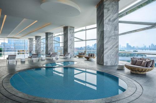 珠海珠海中海万丽酒店的酒店大堂的游泳池,享有城市美景