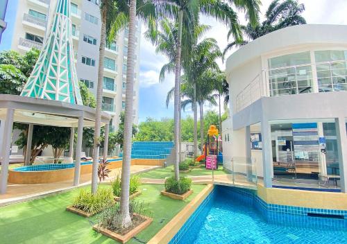 乔木提恩海滩Laguna Beach Resort 1 Condominium的一座带游泳池的大楼,毗邻一个度假胜地