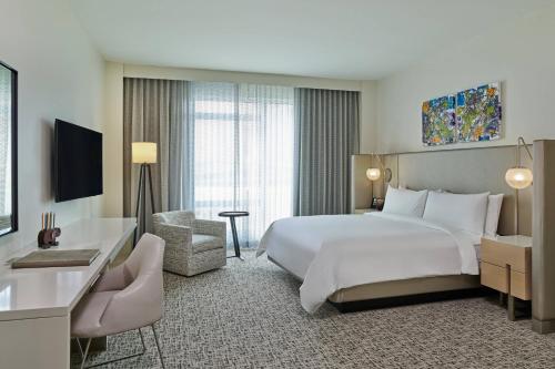 萨拉索塔Art Ovation Hotel, Autograph Collection的酒店客房设有一张白色大床和一张书桌