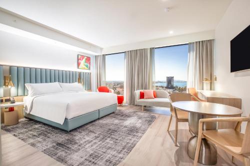 吉朗Holiday Inn & Suites Geelong, an IHG Hotel的酒店客房设有床和客厅。