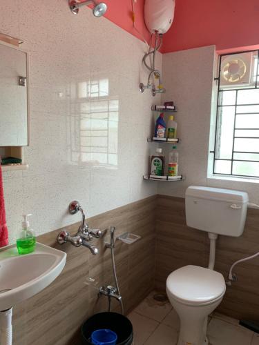 桑蒂尼盖登Bolpur Shantiniketan Bungalow on Kopai River的浴室配有白色卫生间和盥洗盆。
