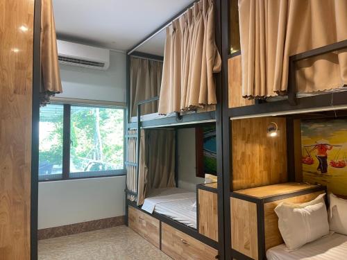宁平Tam Coc Guest House & Hostel的客房设有三张双层床和窗户。