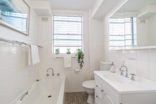 凯阿玛Kiama Breeze的白色的浴室设有水槽和卫生间。