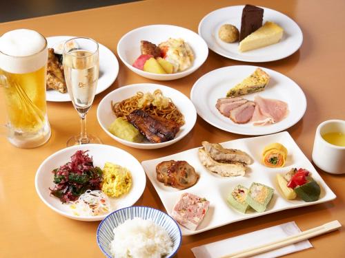 箱根箱根湯本ホテル的餐桌,餐盘和一杯啤酒