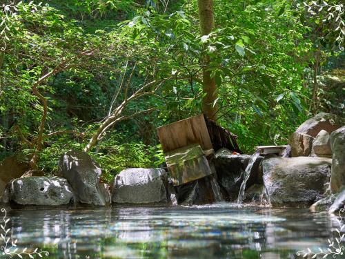 箱根箱根湯本ホテル的木凳,坐在水溪边