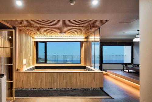 庆州Gyeongju Denbasta Ryokan的客房设有海景大窗户。