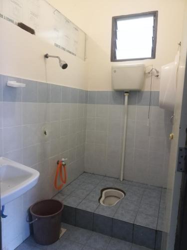 瓜拉弄宾Roomstay homestay Ahmad Rompin的一间带卫生间和水槽的浴室