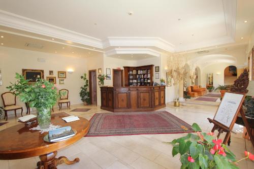 斯克佩罗托雷本尼斯特拉酒店的配有桌椅的大客房和大堂