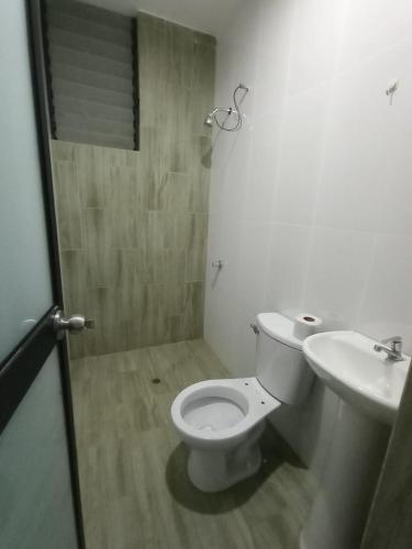 瓦努科DEPARTAMENTOS O'CALA的浴室配有白色卫生间和盥洗盆。