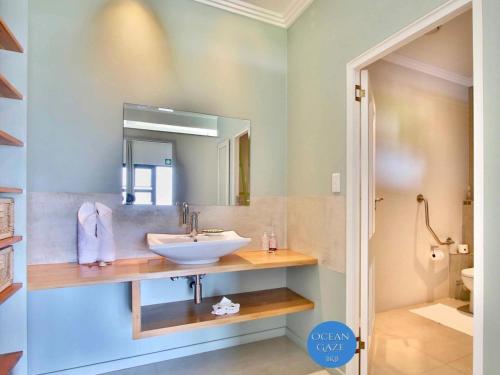 拉姆斯盖特Ocean Gaze Bed and Breakfast的一间带水槽和镜子的浴室
