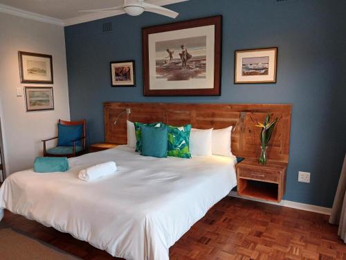 拉姆斯盖特Ocean Gaze Bed and Breakfast的一间卧室配有一张带蓝色墙壁的大床