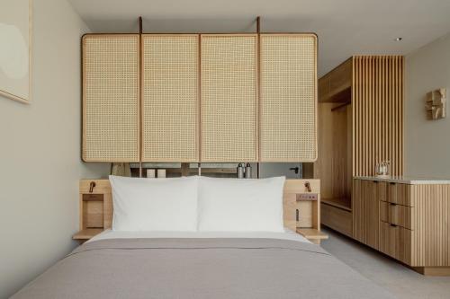 东京TRUNK(HOTEL) YOYOGI PARK的一间卧室设有一张床和一个大窗户