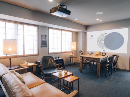 京都MIMARU SUITES KYOTO SHIJO的一间配有沙发和桌椅的会议室