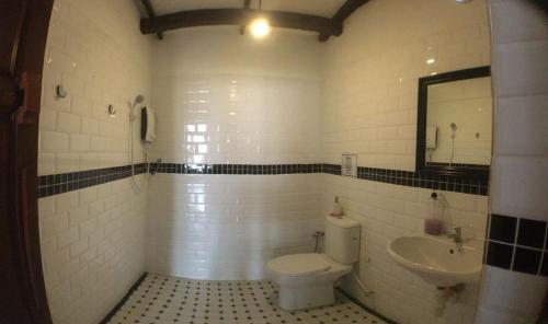 乔治市New Great Shanghai Female Hostel的一间带卫生间和水槽的浴室