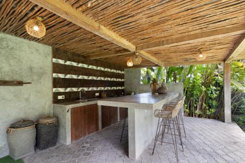 坎古Ohana Boutique Villa by Hombali的户外厨房,露台上设有酒吧