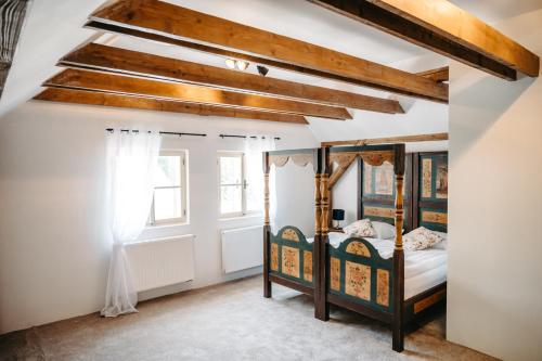 俄斯特拉发Château Rychvald的一间卧室设有两张双层床和横梁天花板。