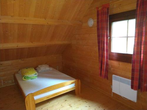 格雷德克纳德纳杰姆Domek nad jeziorem Rożnowskim - Gródek Nad Dunajcem的小木屋内的小型客房 - 带一张床