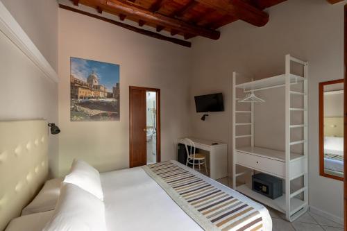 曼托瓦安蒂科旅馆的卧室配有白色的床和架子