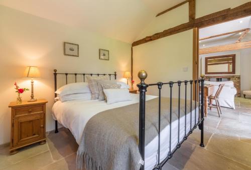 HenfieldHope Cottage - West Sussex的一间卧室,卧室内配有一张大床
