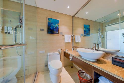 郑州郑州粤海酒店的一间带水槽、卫生间和淋浴的浴室