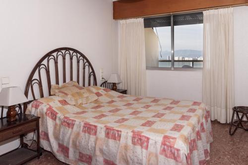 库列拉Florazar 2, Iv-14-C的一间卧室配有一张带 ⁇ 子毯子的床和窗户