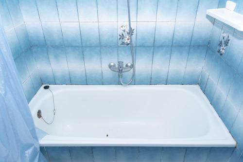 库列拉Florazar 2, Iv-14-C的蓝色瓷砖浴室设有浴缸。
