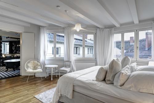 柏林高基公寓酒店的白色卧室设有大床和窗户