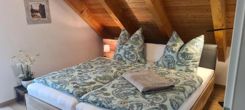 海瑞星阿莫斯Apartment am Ammersee的一间卧室配有一张带蓝色和白色床单及枕头的床。