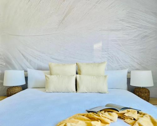 普拉亚布兰卡Canaryislandshost l Room的一间卧室配有一张带白色墙壁的床和两盏灯。