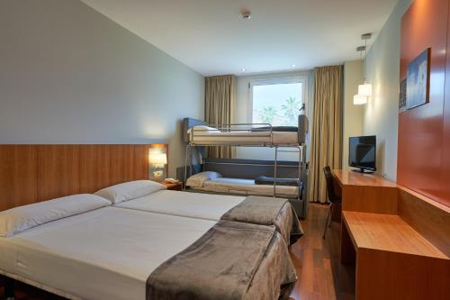 托雷利亚诺Hotel AG Express Elche的酒店客房设有两张双层床和电视。