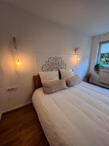 UnteropfingenBergoase Relax&Spa的卧室配有一张带两个枕头的大白色床